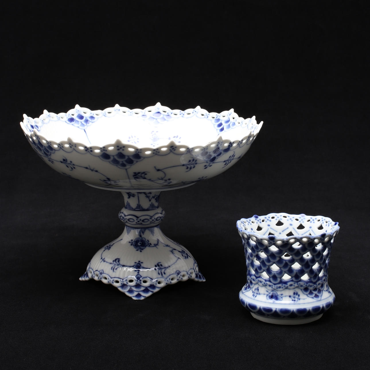 KAKFAT samt VAS, porslin, "Musselmalet" helblond, Royal Copenhagen, Danmark.