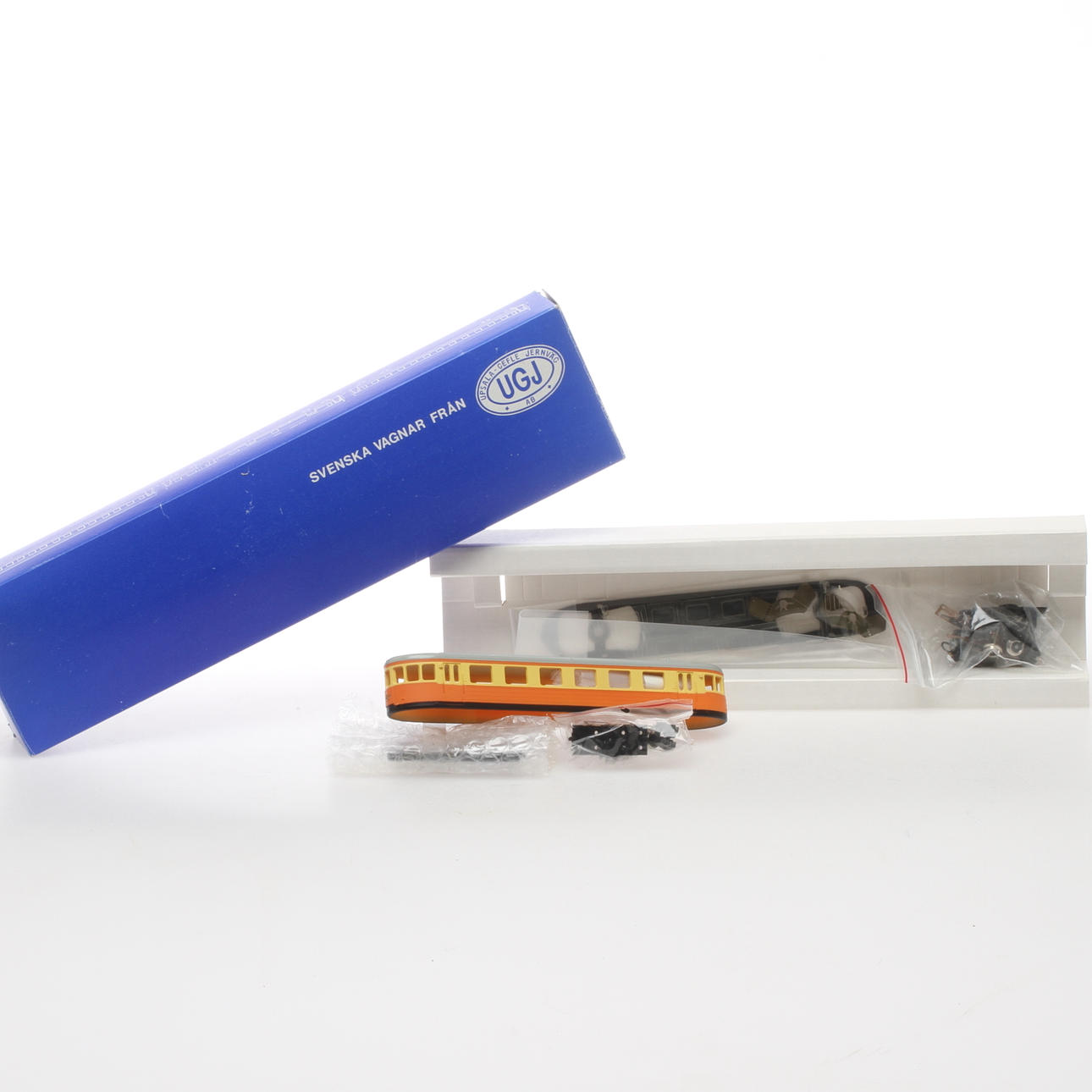 MODELLTÅG UGJ byggsats till rälsbuss Y6 i originakartong.