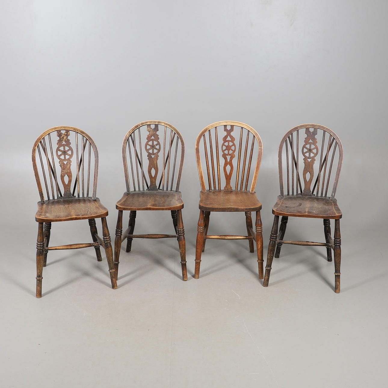 SET OF WHEELBACK WINDSOR DINING CHAIRS.