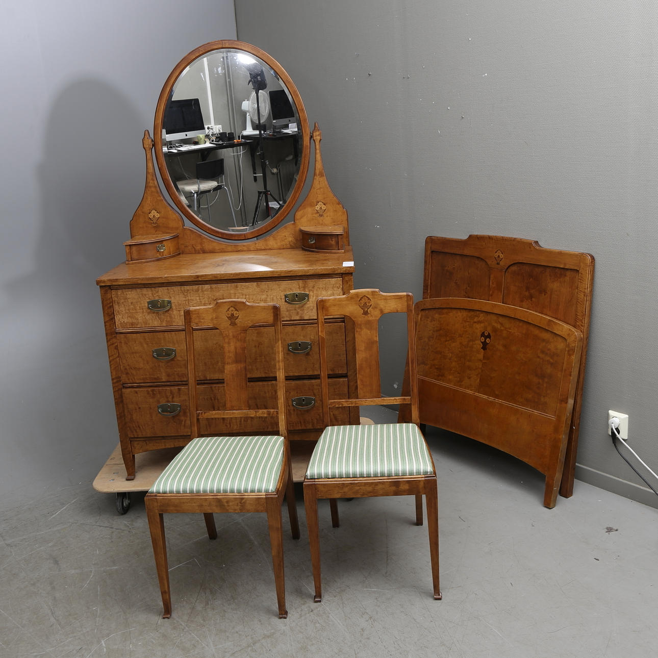 SOVRUMSMÖBEL, 4 delar, 1900-talets första hälft.