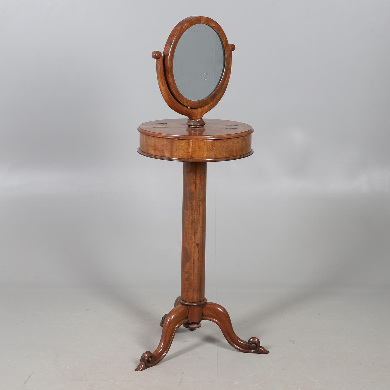 A VICTORIAN MAHOGANY SHAVING STAND.