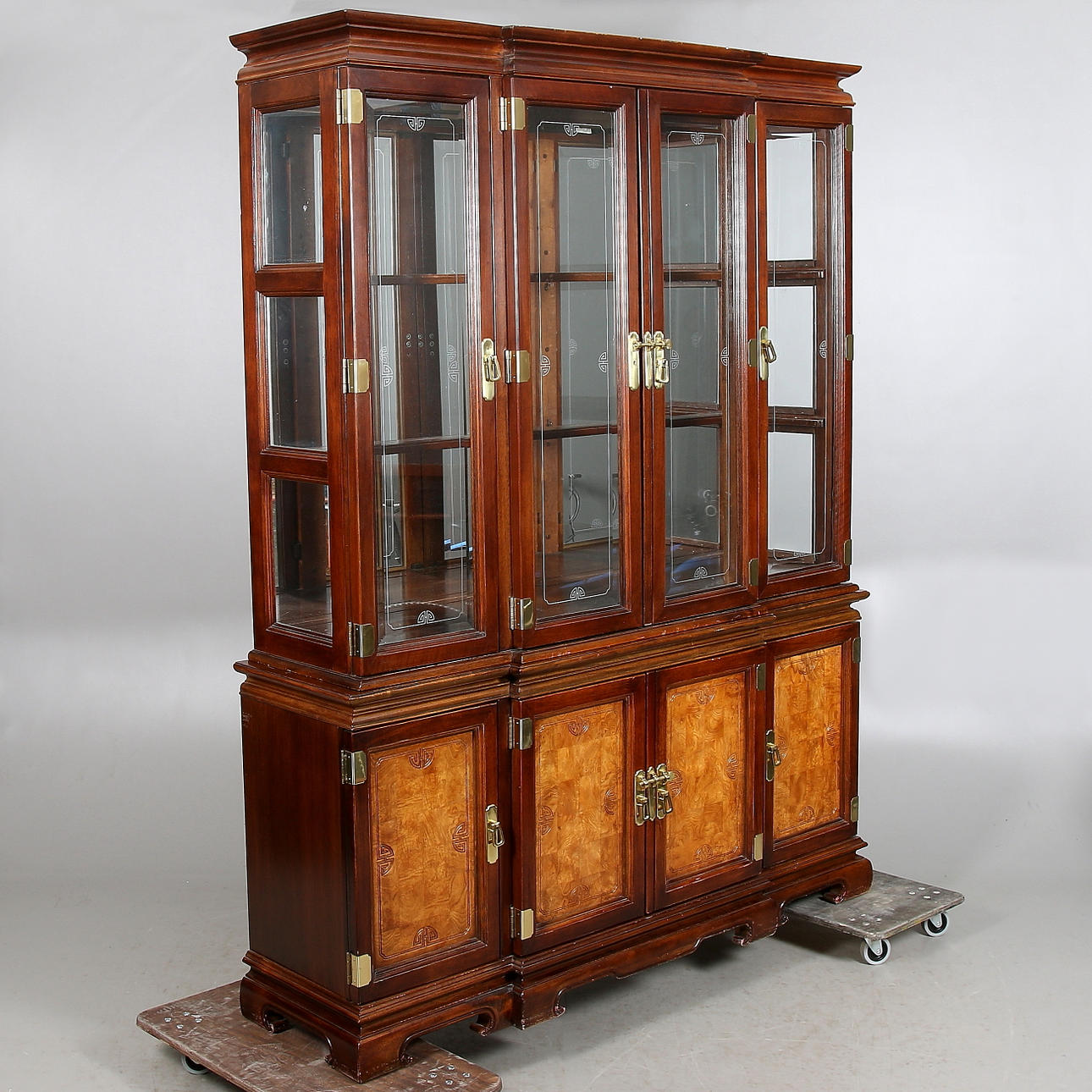 VITRINSKÅP, magogny, 1900-talets sista kvartal.