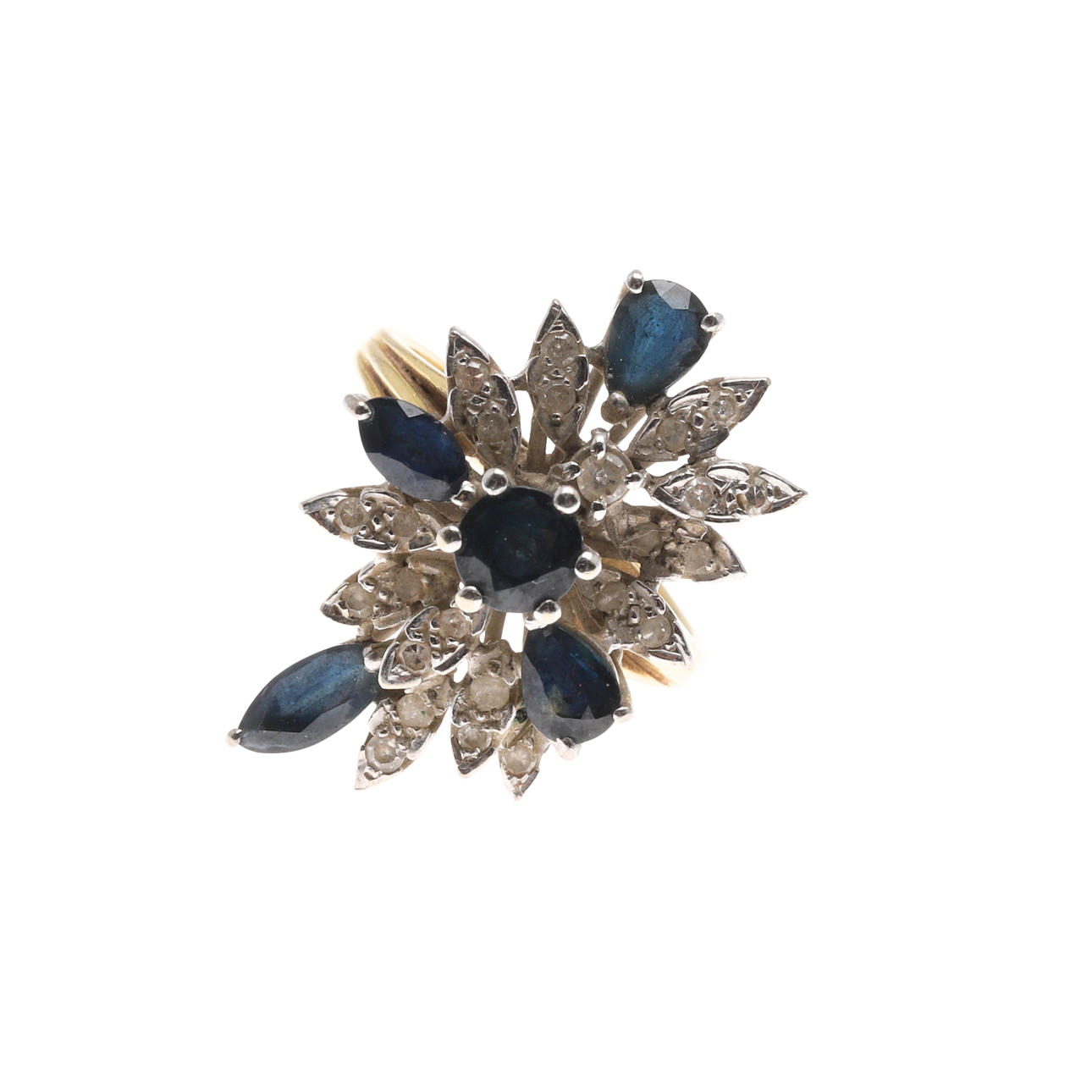 A SAPPHIRE AND DIAMOND CLUSTER RING.