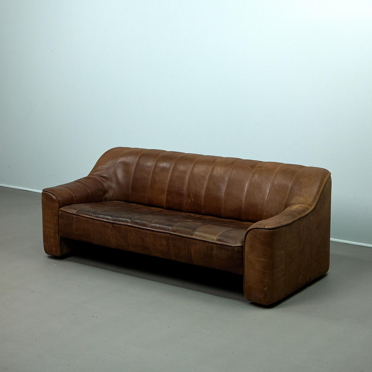 DE SEDE. Soffa/Tresits, modell 'DS 44', buffelläder, 1970-tal, Schweiz.