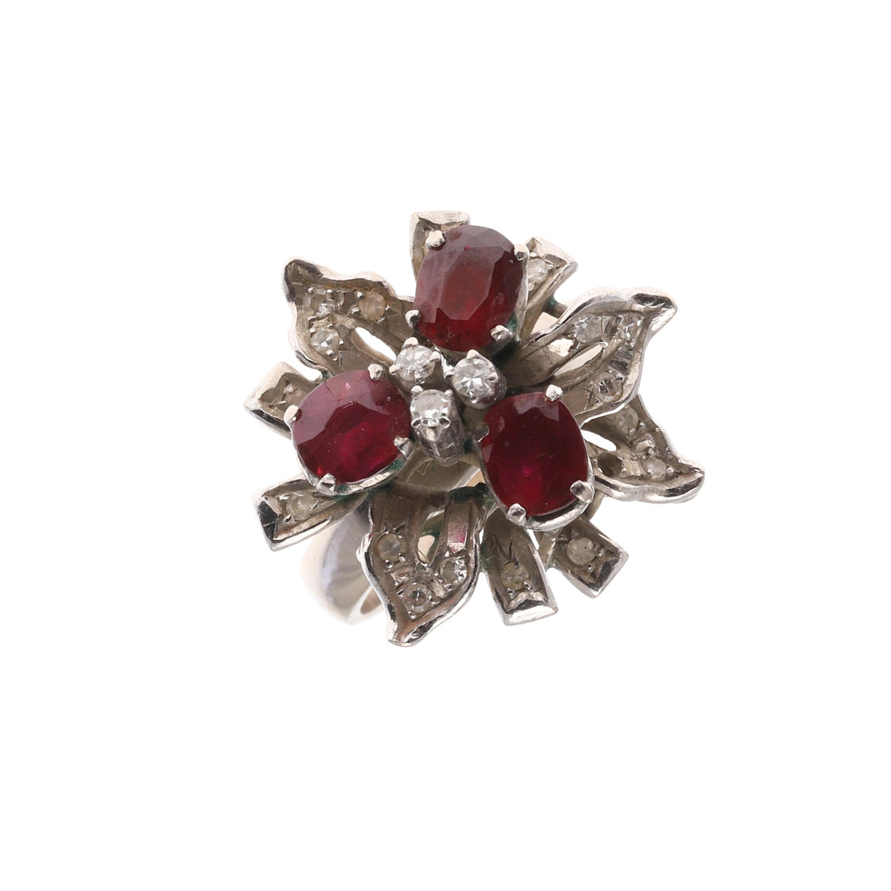 A RUBY AND DIAMOND CLUSTER RING.