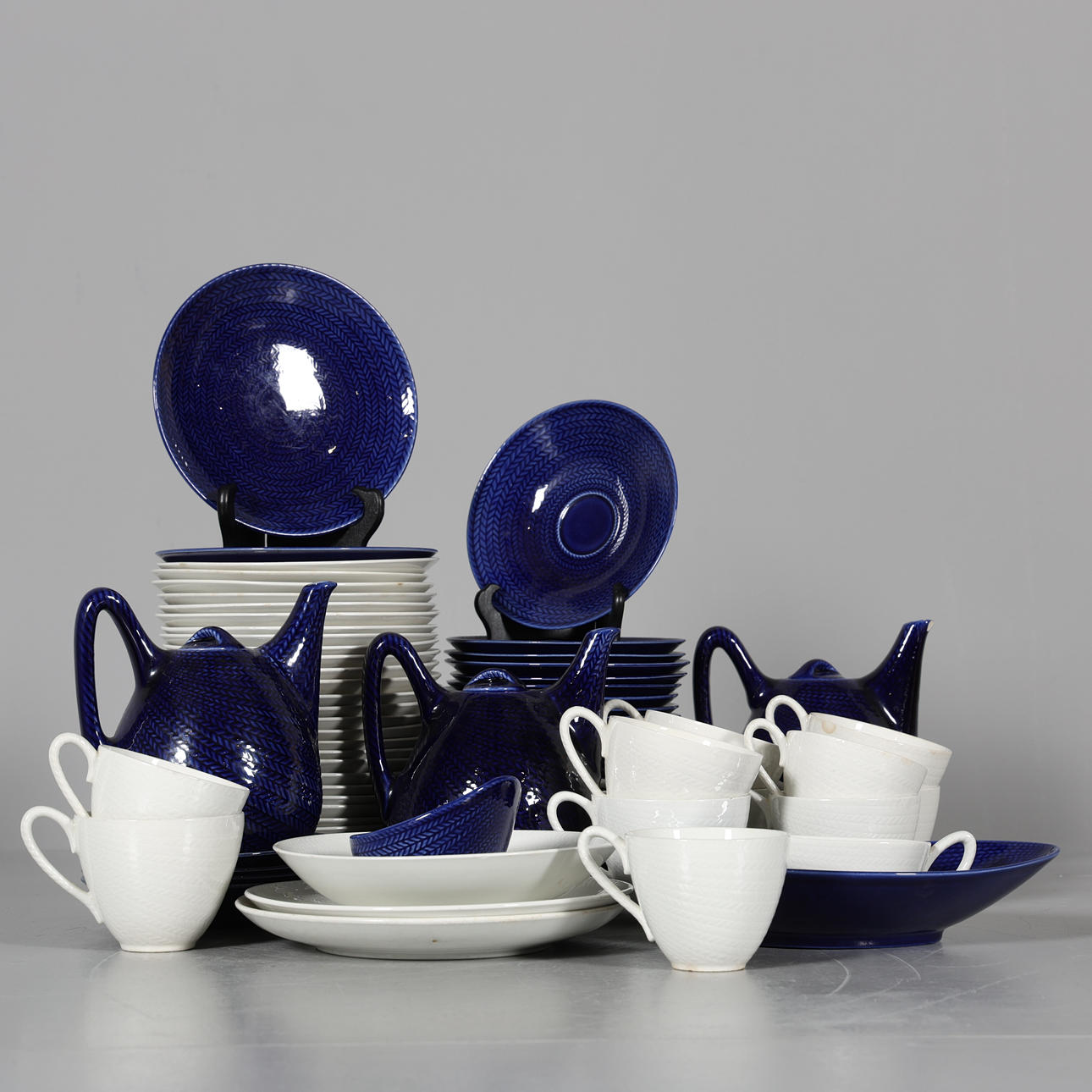 HERTHA BENGTSON. SERVISDELAR, 77 stycken, porslin, "Blå eld", Rörstrand.