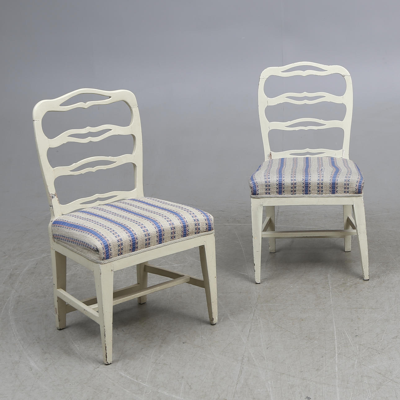 STOLAR, ett par, gustavianska, så kallade skrattstolar, 1700/1800-tal.