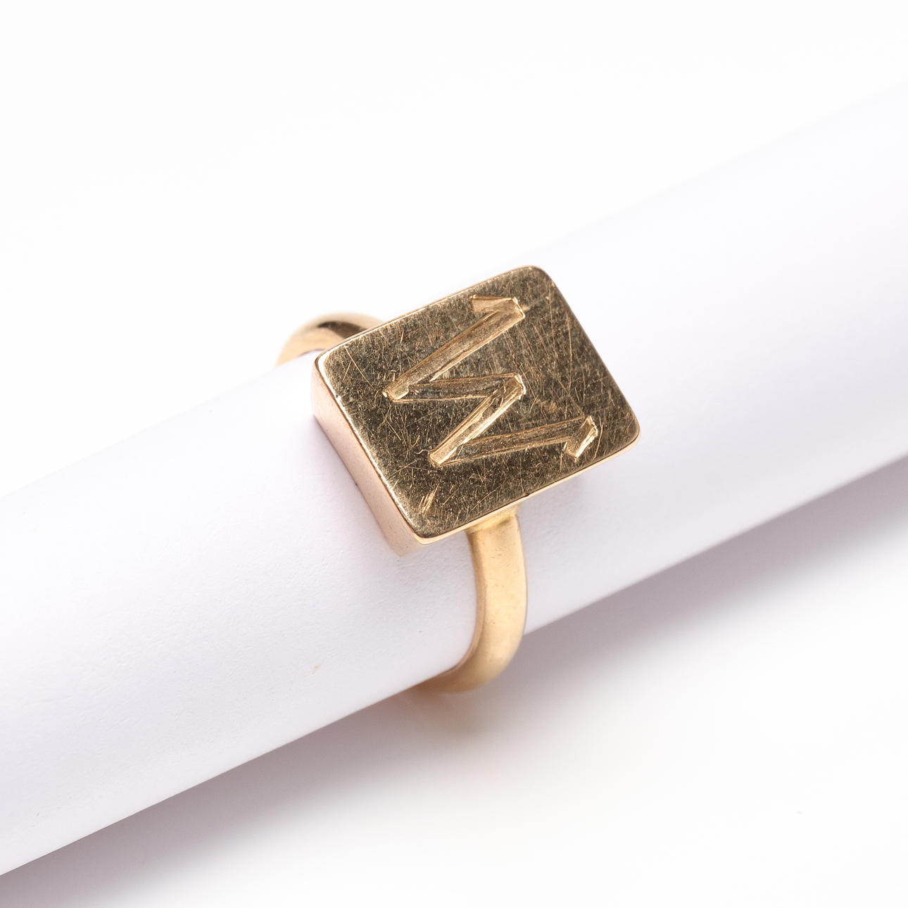 SIGNET RING, 18K gold, weight approx. 5.1 grams.