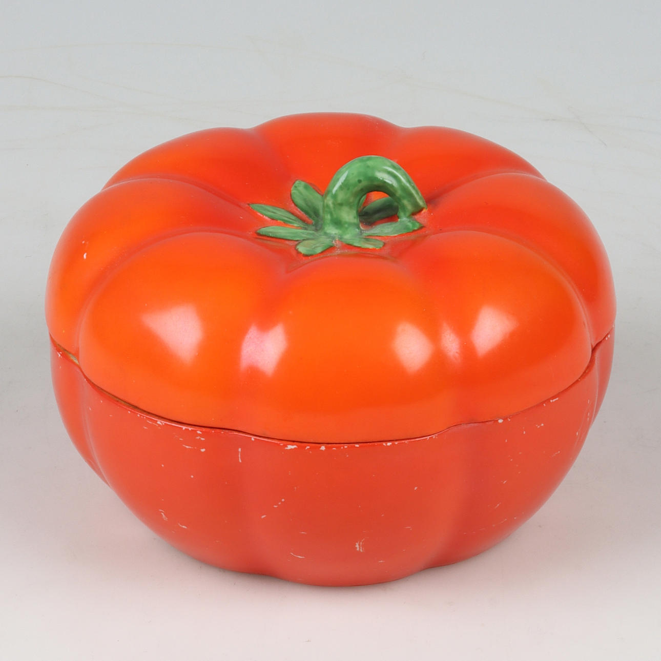 A flintware lid bowl, Czechoslovakia, 20th century.