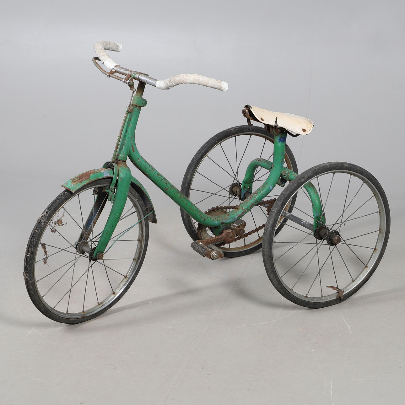 VINTAGE CHILDS TRICYCLE.