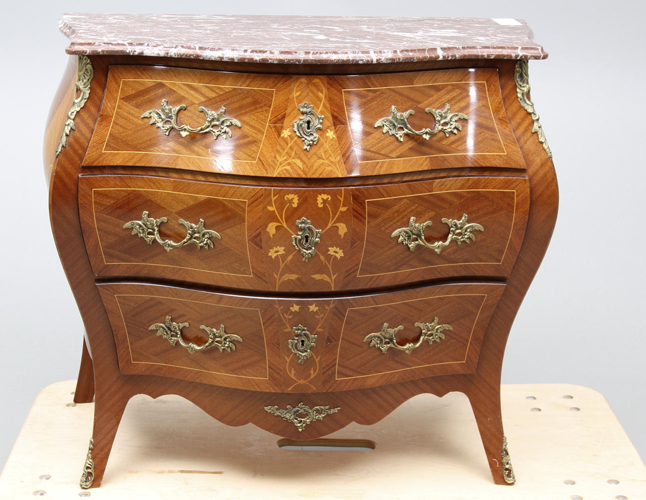 BYRÅ, Rokokostil, 1900-talets mitt.