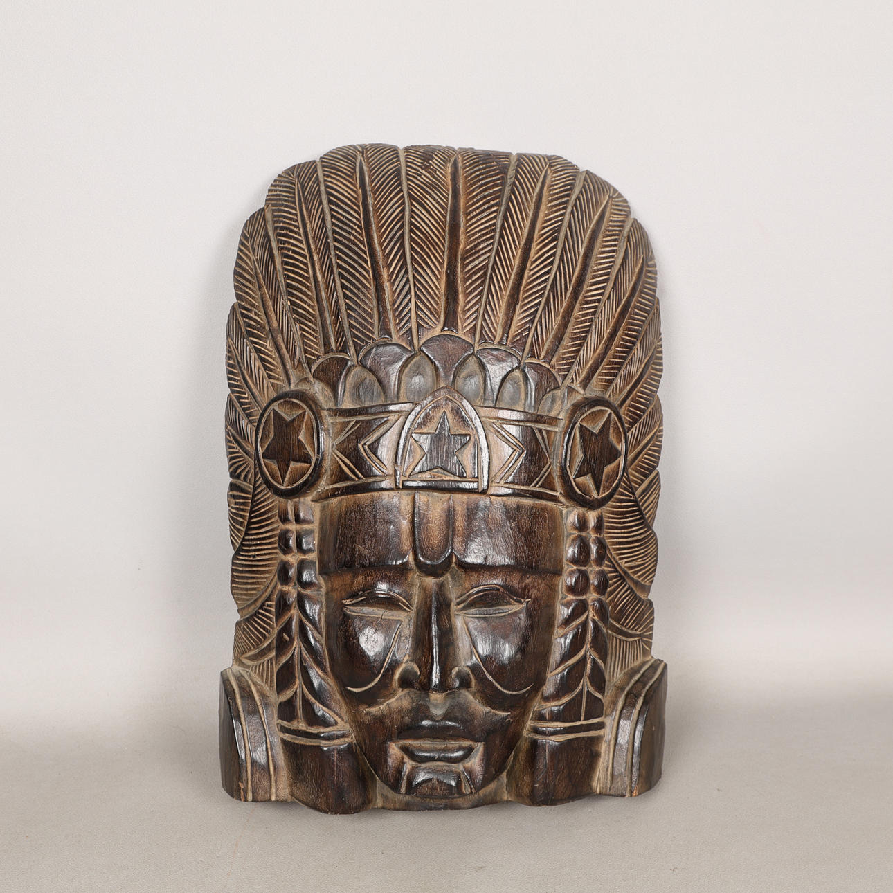 A LARGE CARVED NATIVE AMERICAN CHIEFTAIN PLAQUE.