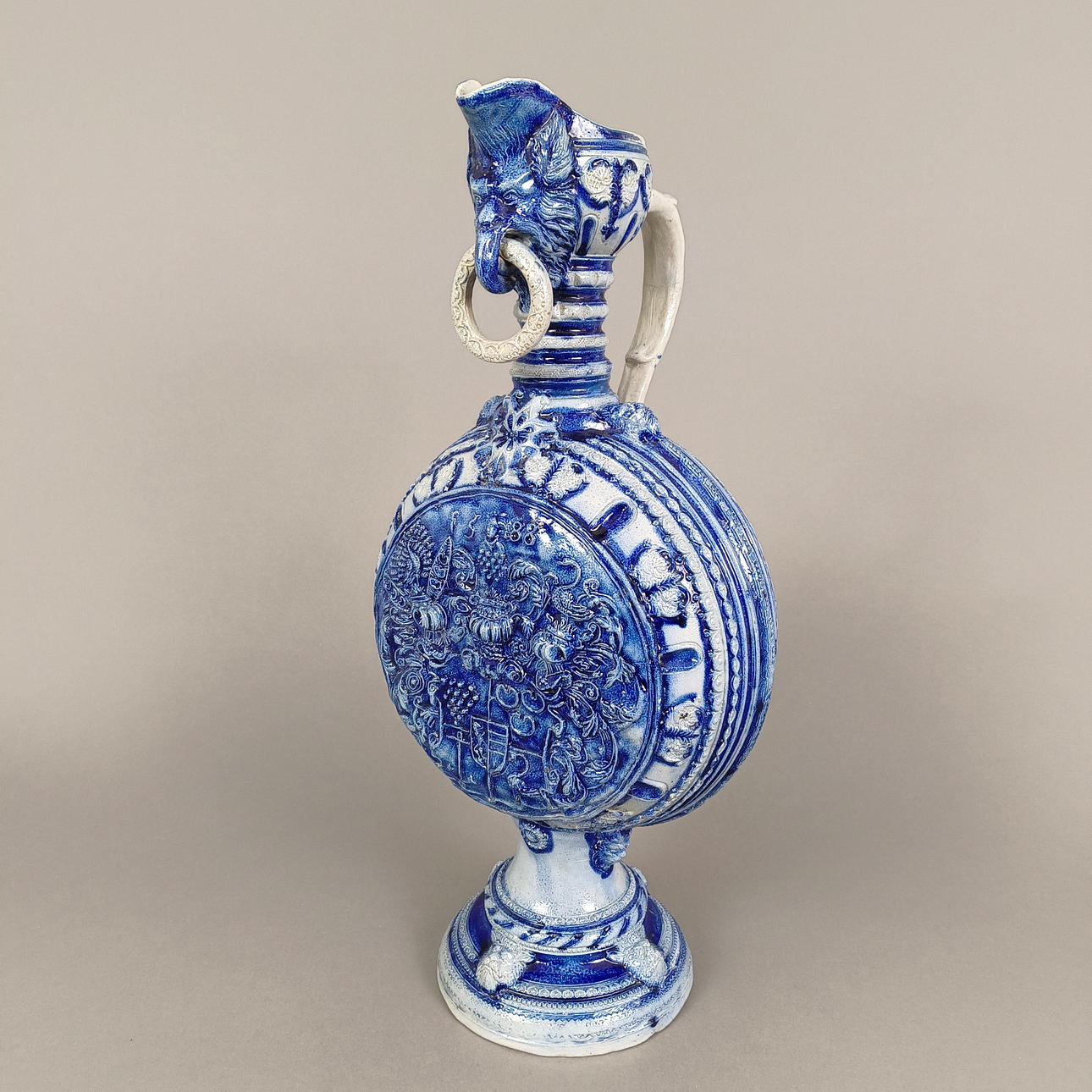 STOR PLATT KANNA MED VAPENSKÖLD RELIEF - 19. Century, stengods, saltglasat, koboltblå målning.