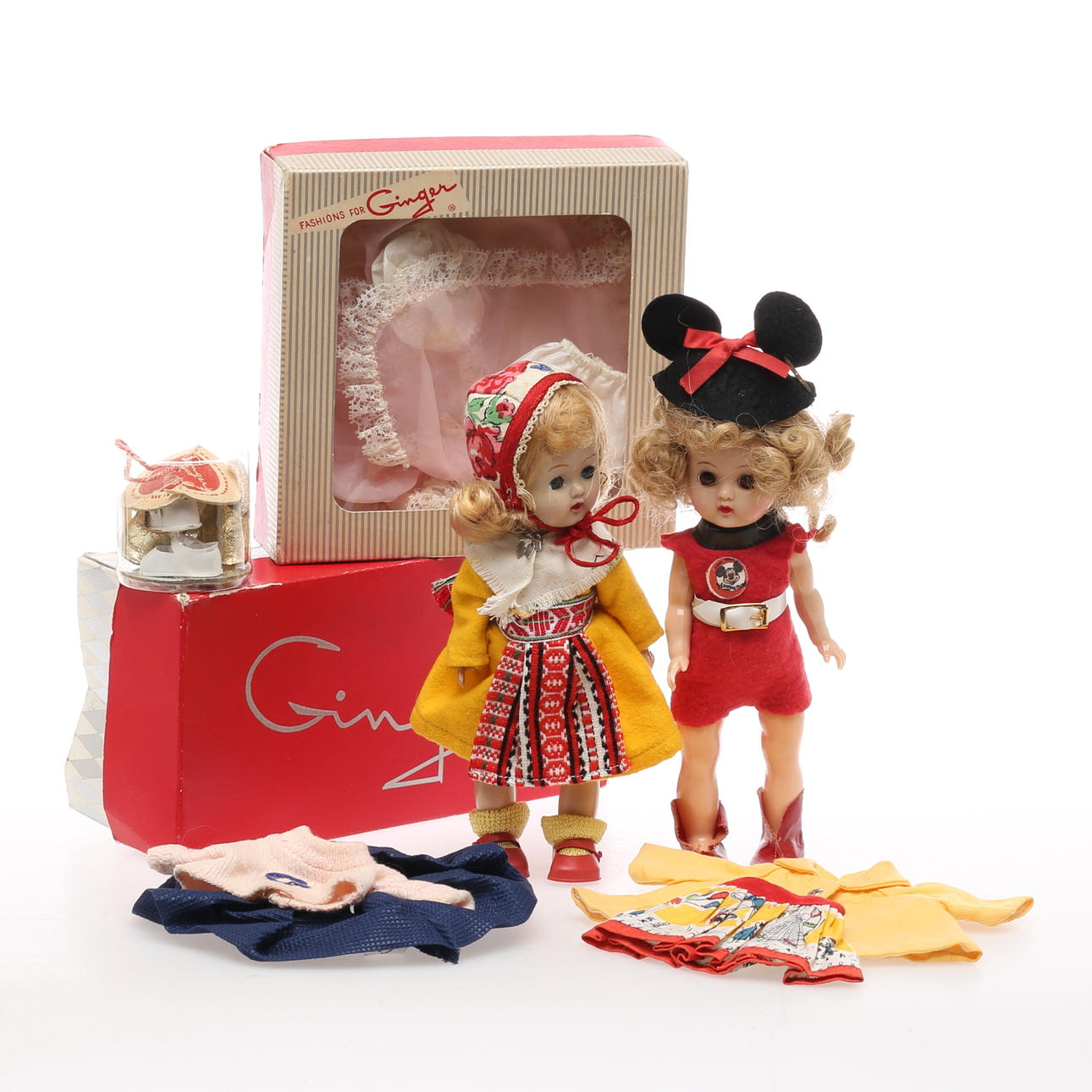 DOCKOR 2 st, hårdplast, Ginger-modell omärkta samt DIVERSE KLÄDER.