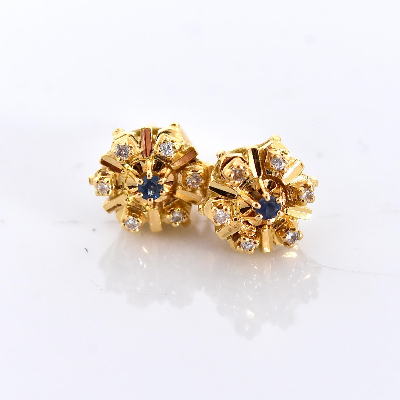 DIAMOND EARRINGS, with sapphires, 18K.