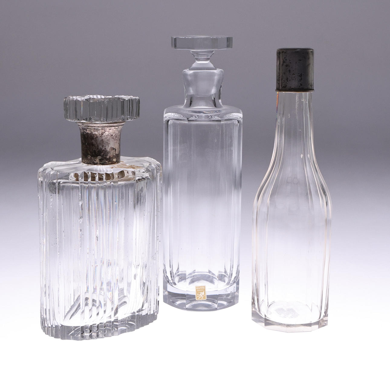 KARAFFER, 3st, glas, varav 2st med silverbeslag.