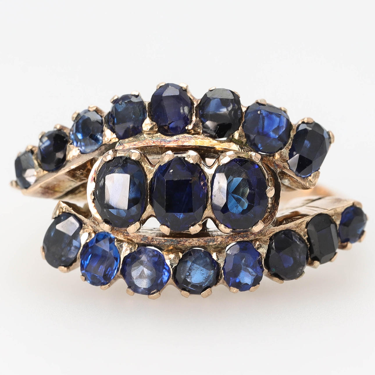 RING, low grade gold, faceted sapphires.