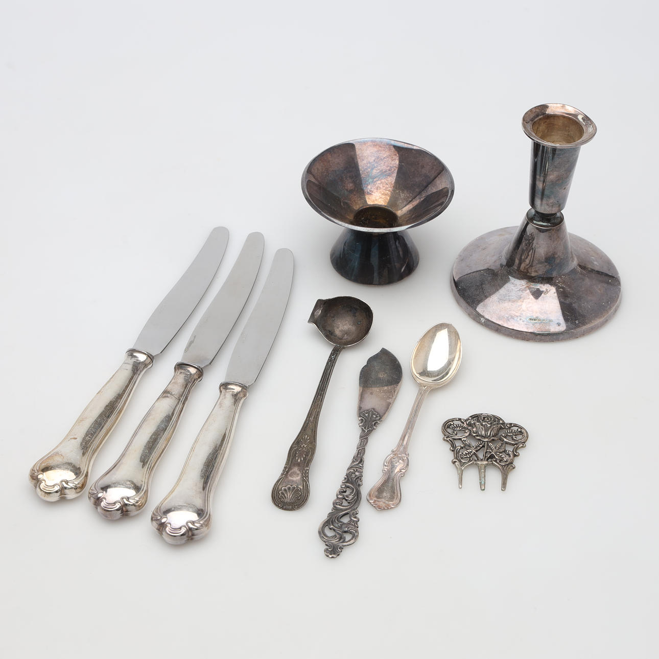 SILVER OBJECTS 9 pieces, gross weight approx. 442 grams.
