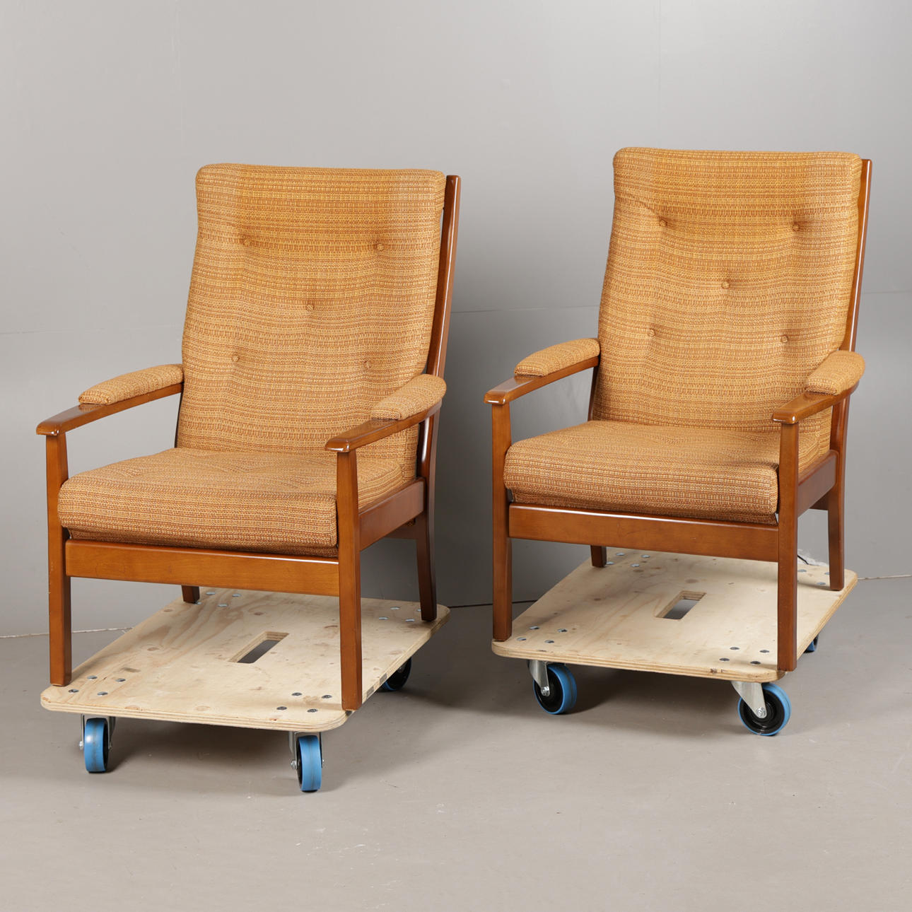 A PAIR OF CINTIQUE ARMCHAIRS (2).