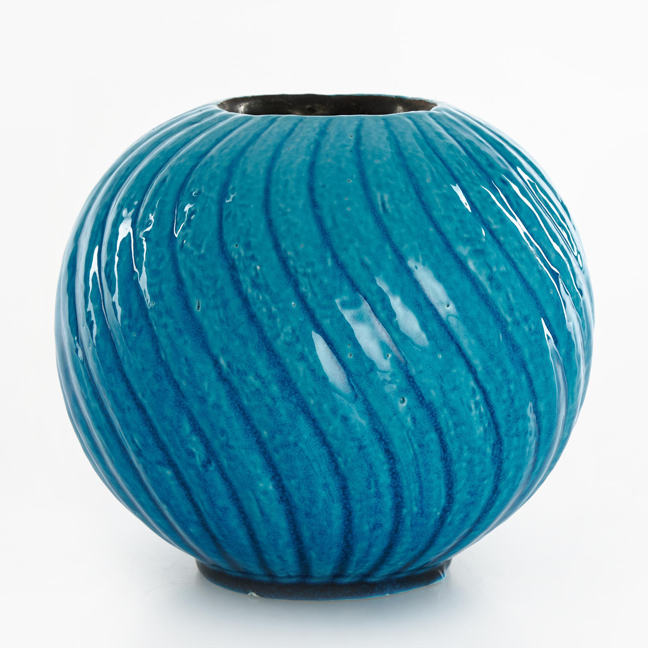GUNNAR NYLUND. A blue glazed stoneware 'Chamotte' globe vase, Rörstrand.