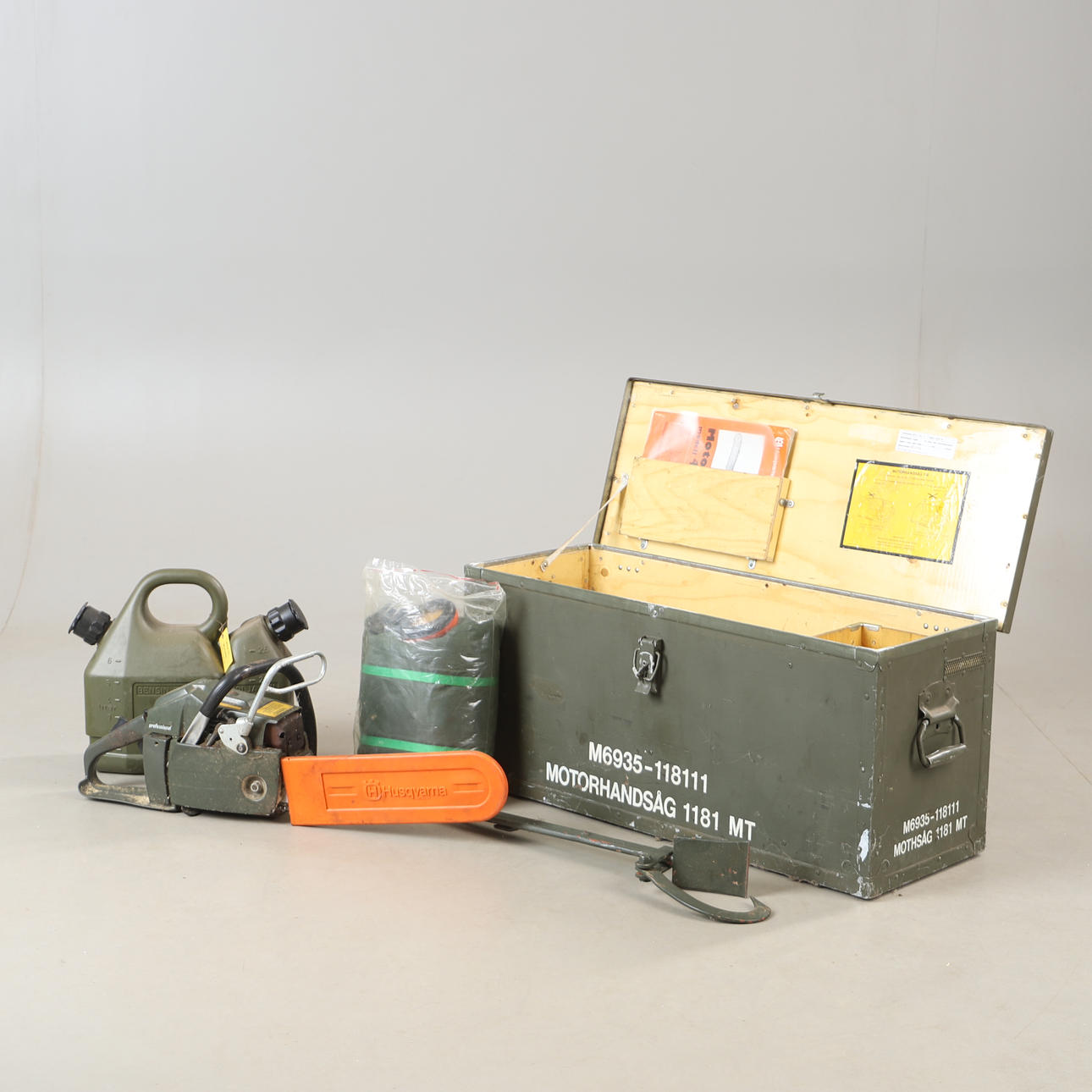 CHAINSAW WITH ACCESSORIES, M6935-118111, MILITARY.