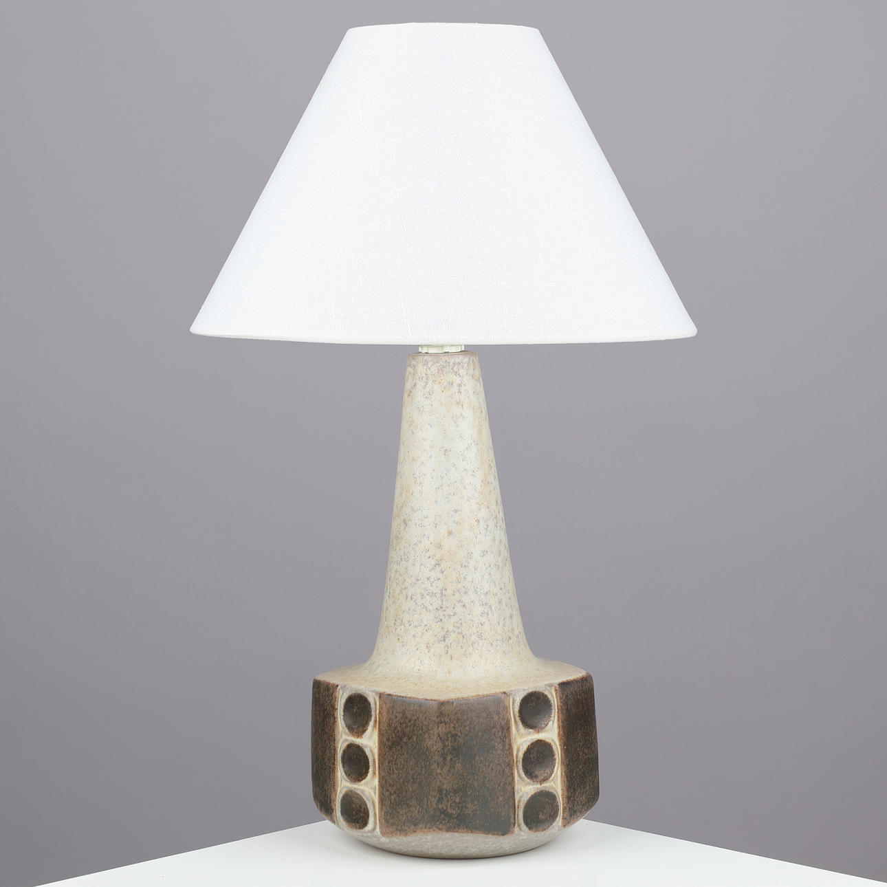 MARIANNE STARCK (1931-2007). Bordslampa i glaserat stengods dekorerad med cirkulära reliefer, Michael Andersen & Søn, Bornholm, Danmark, 1950/60-tal.