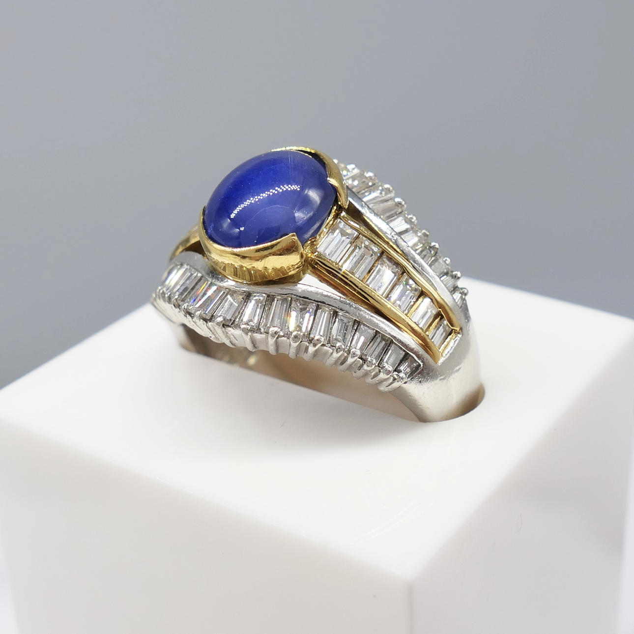 SAPPHIRE & DIAMOND dress ring.