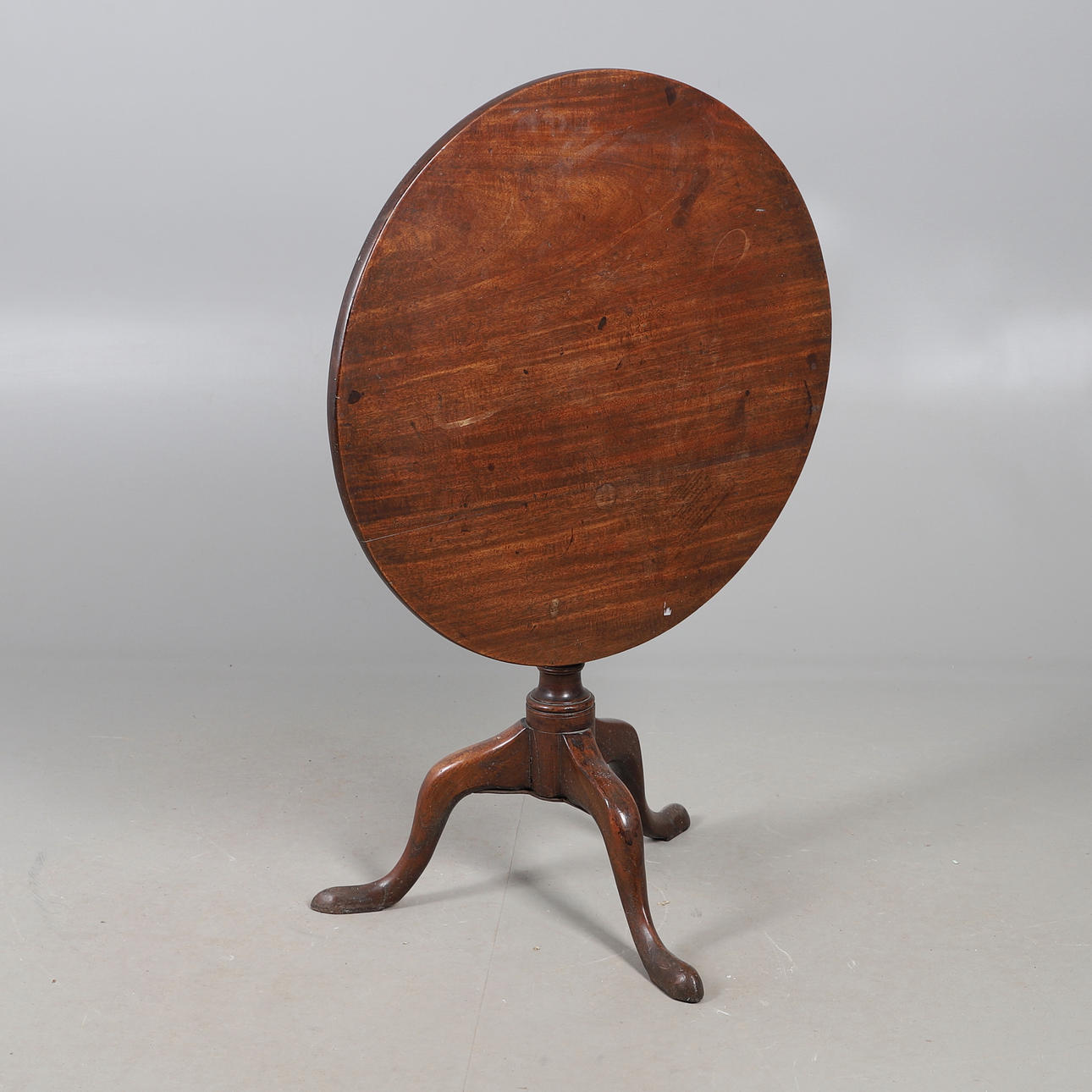 MAHOGANY TILT-TOP TRIPOD TABLE.