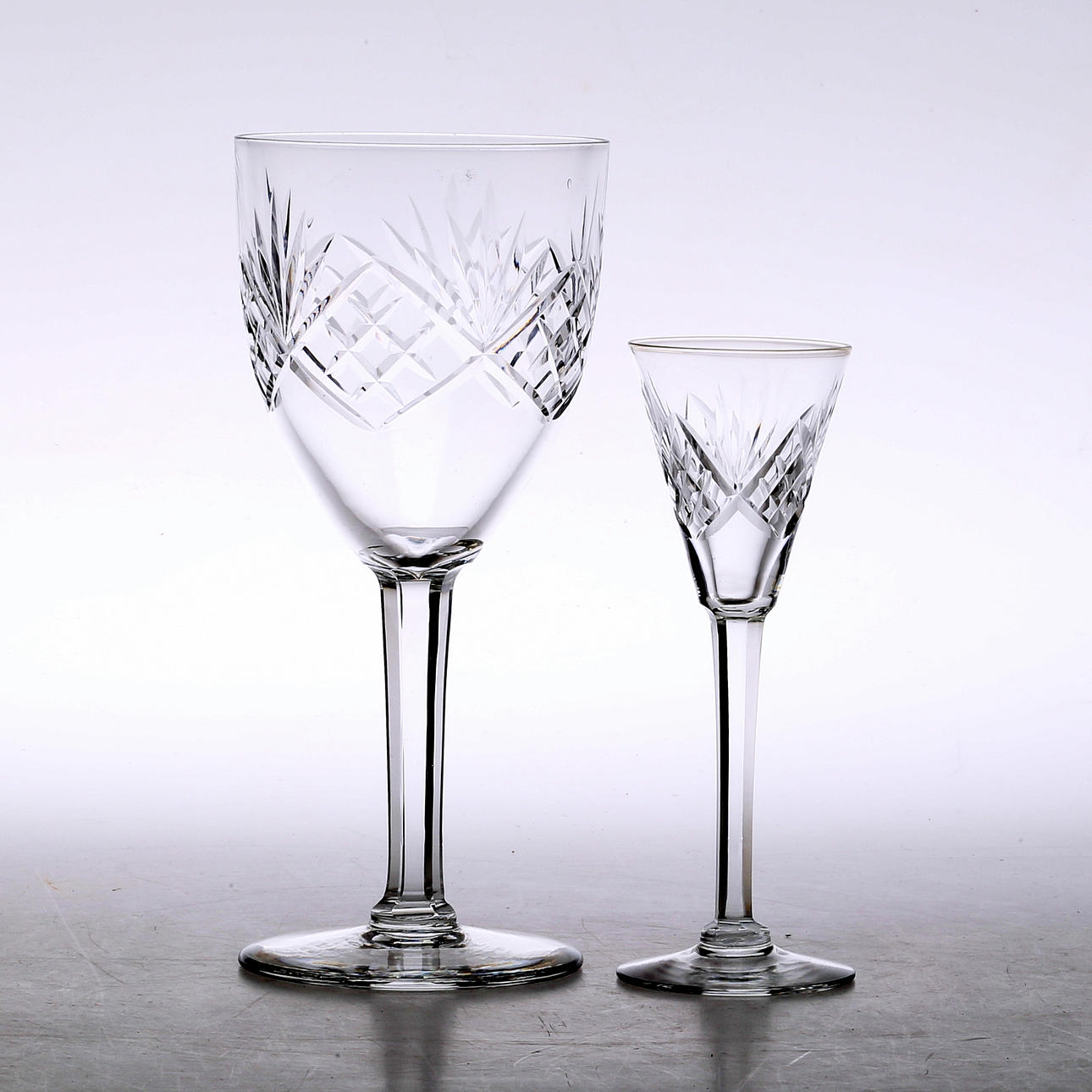 VINGLAS, 6 st, samt SNAPSGLAS, 2 st, Helgamodell, 1900-tal.