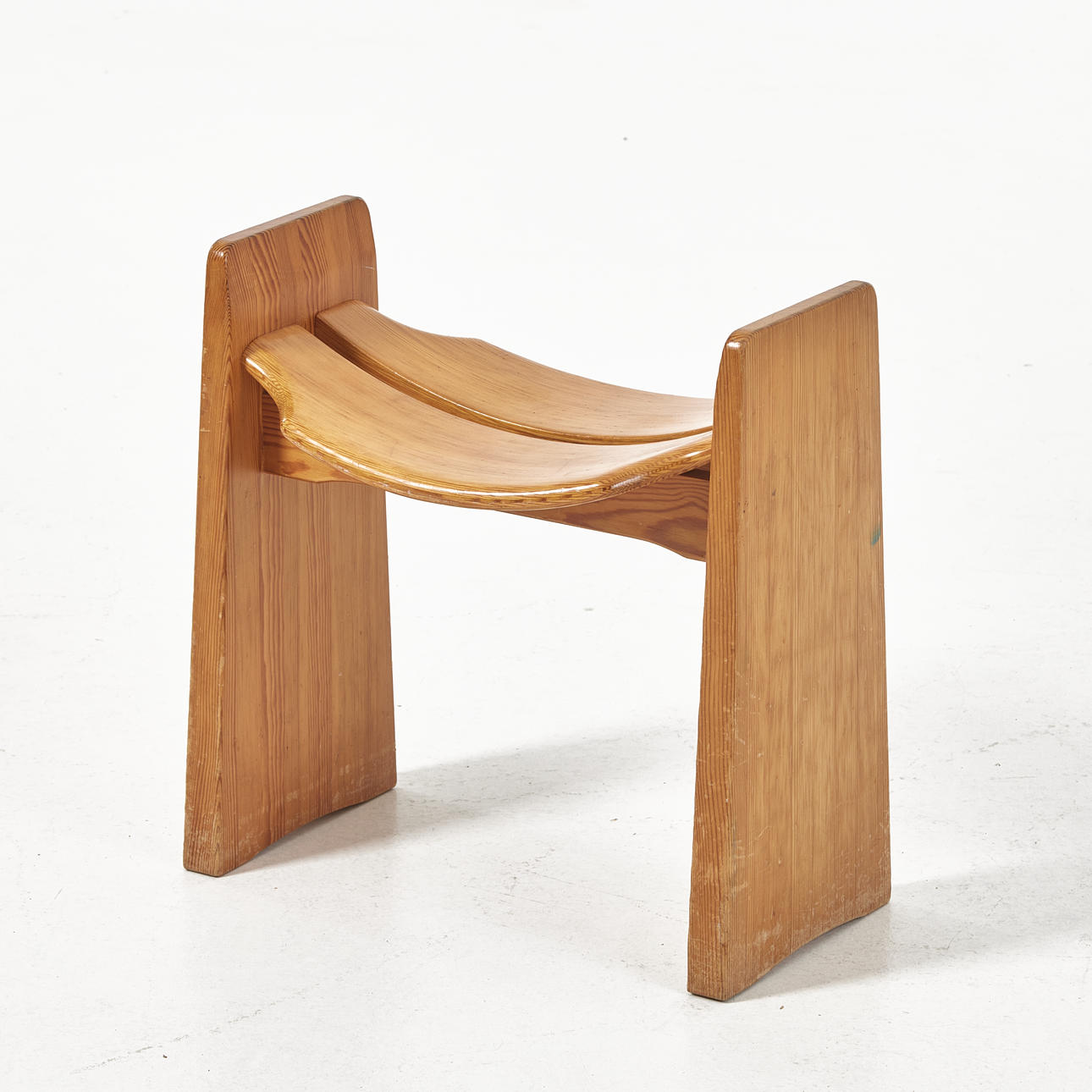 GILBERT MARKLUND. A 1970s pine “Jonte” stool, Furusnickarn AB.