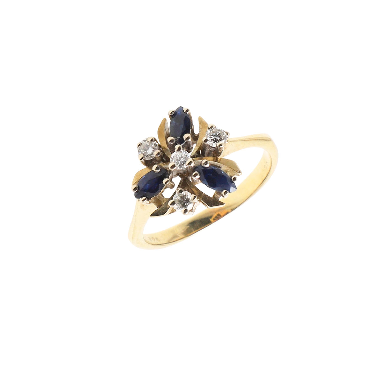 A SAPPHIRE AND DIAMOND CLUSTER RING.