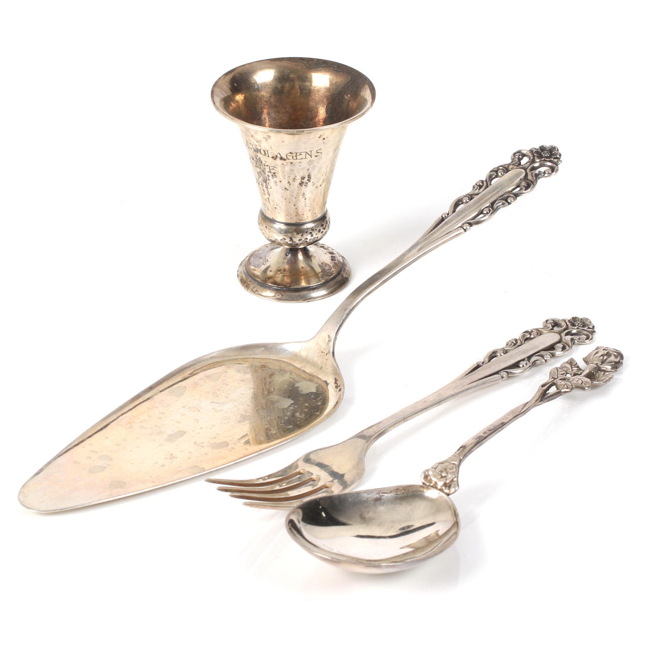 SILVER OBJECTS, 4 pieces of silver, 113 grams.