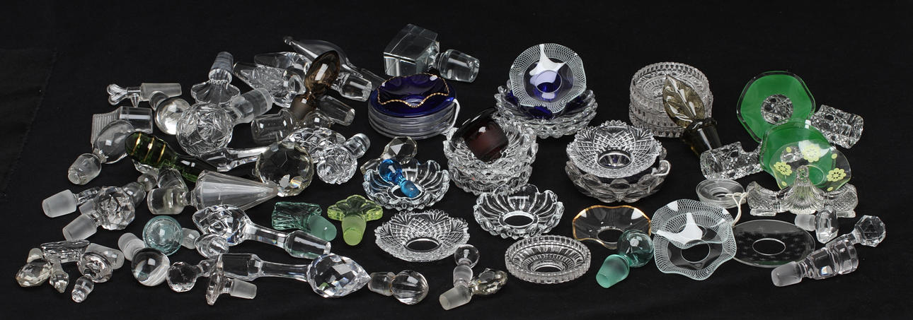 PARTI LJUSMANSCHETTER samt KARAFFPROPPAR, glas, 1900-tal.