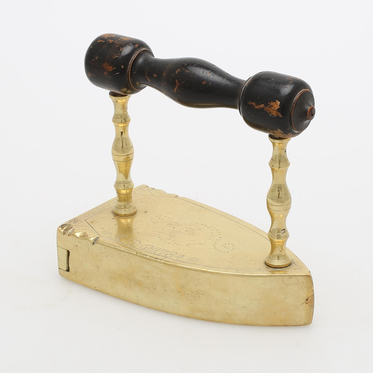 STRYKJÄRN, mässing och trä, daterat 1784.