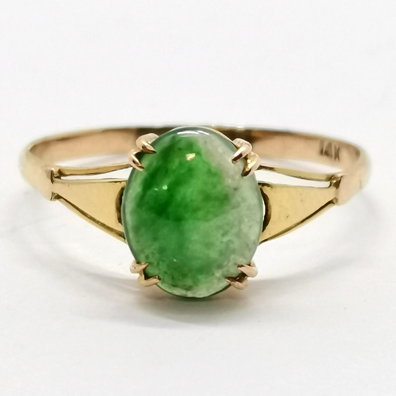 14CT GOLD NEPHRITE JADE RING.