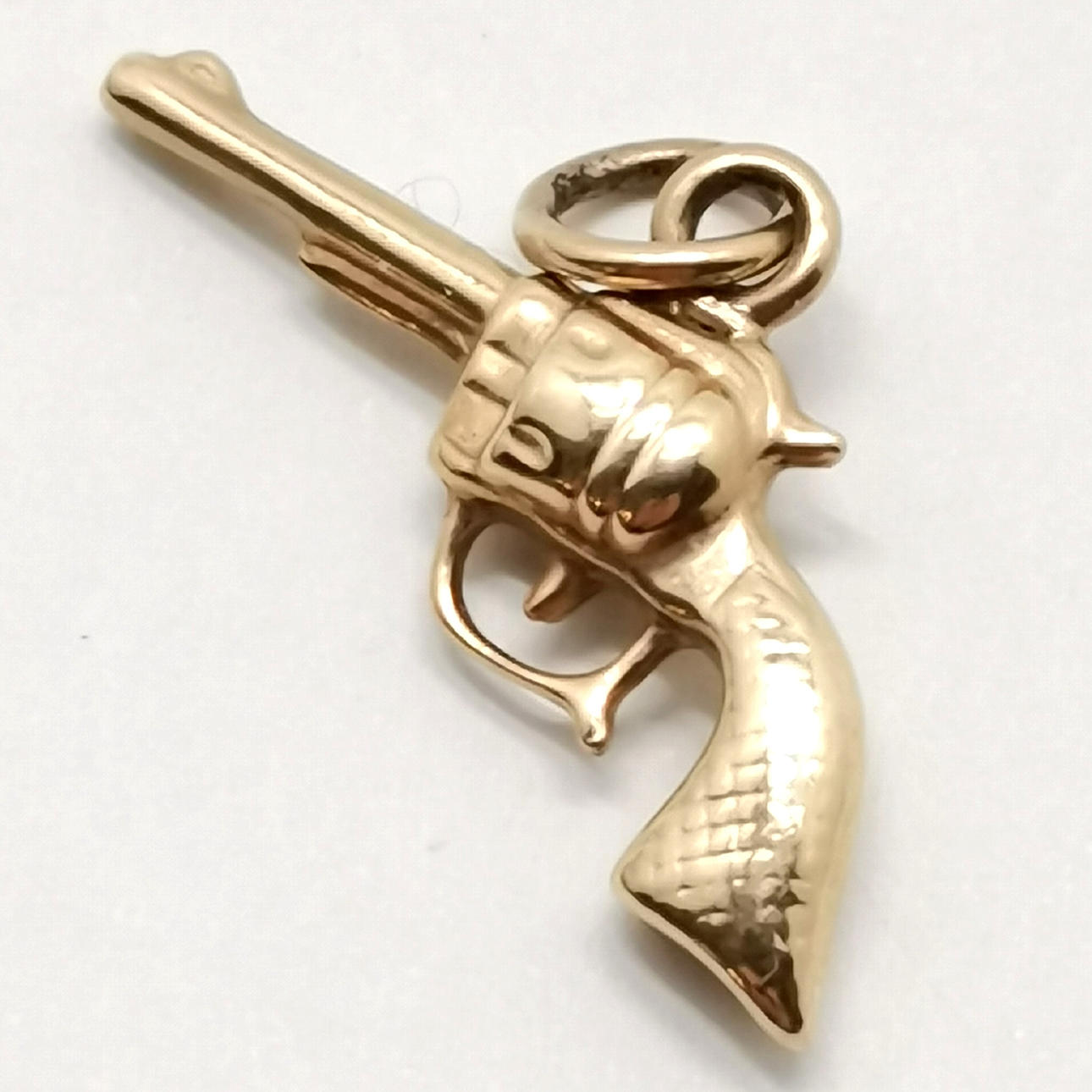 GOLD PISTOL / REVOLVER PENDANT.