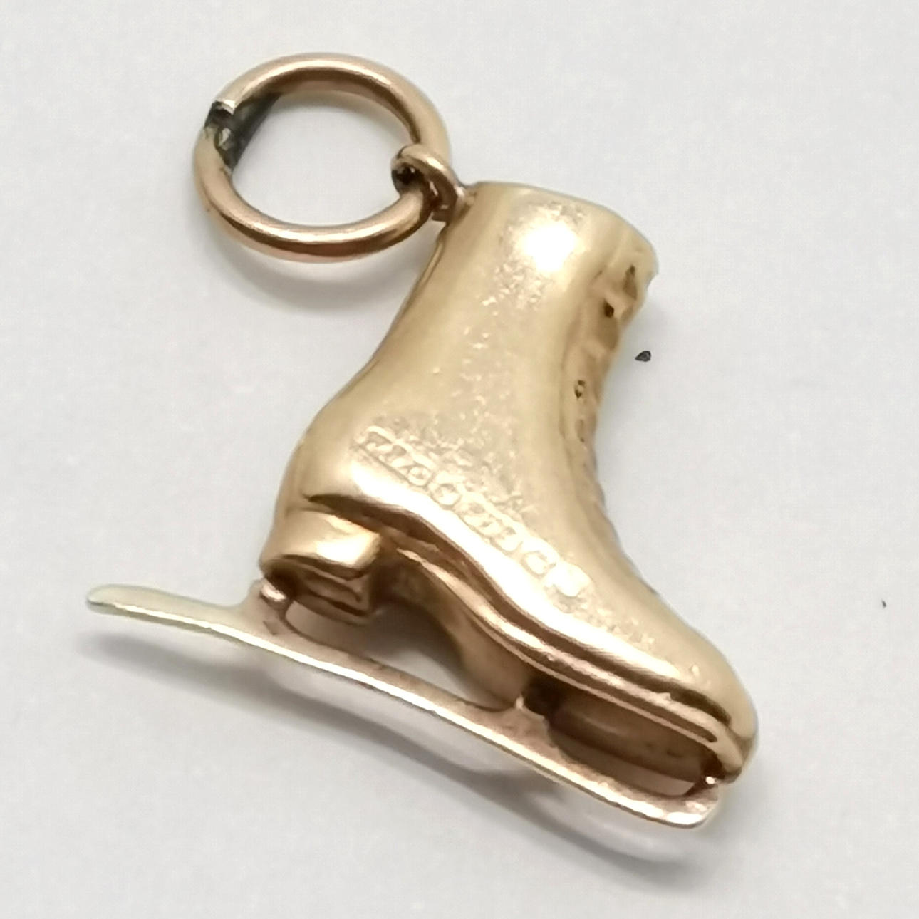 9CT GOLD ICE SKATE PENDANT.