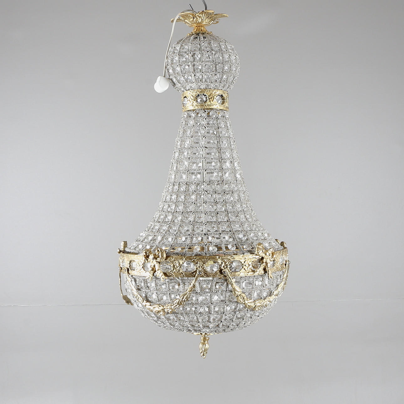 TAKKRONA, Louis XVI-stil, metall/mässingsstomme, med prismor, sent 1900-tal.