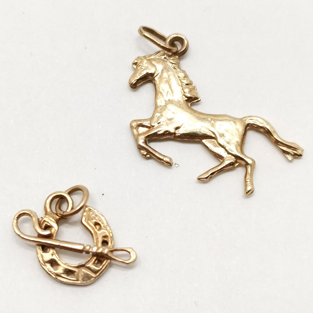 2 X UNMARKED GOLD PENDANTS.