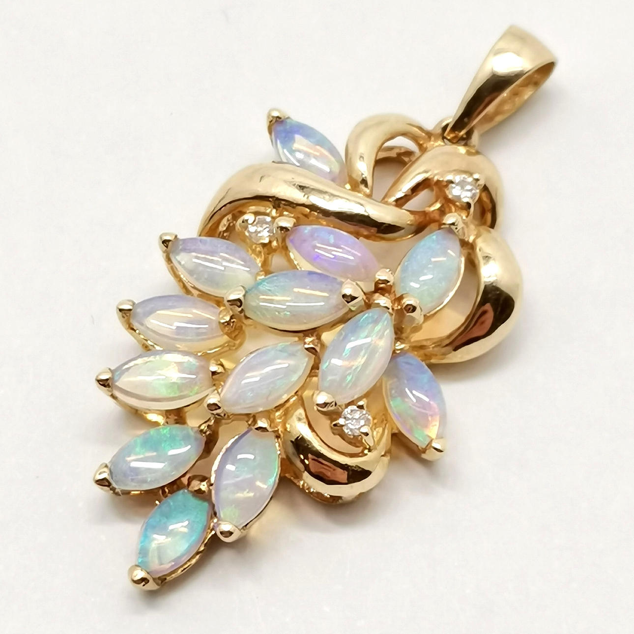 14CT GOLD OPAL & DIAMOND PENDANT.