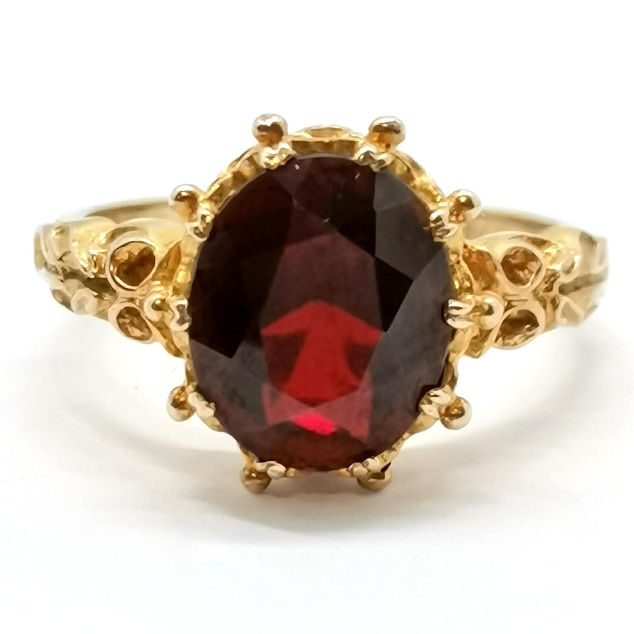 9CT GOLD GARNET RING.
