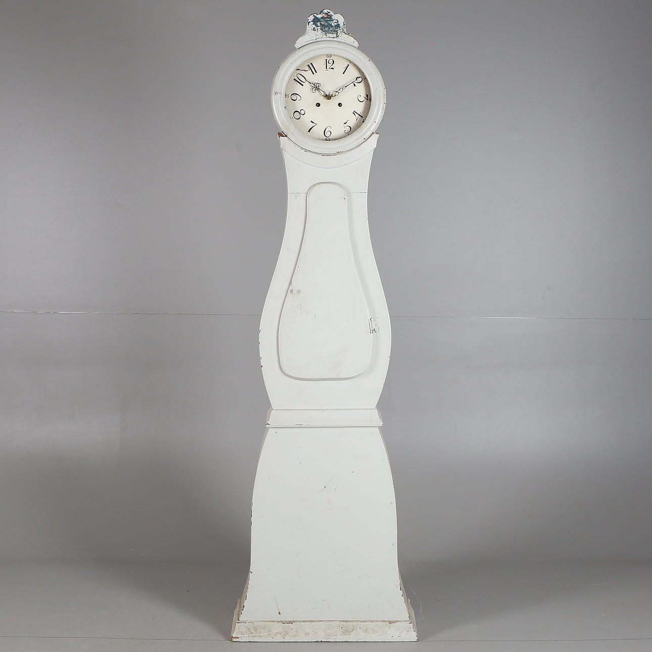 GOLVUR, vitmålad, 1900-tal.