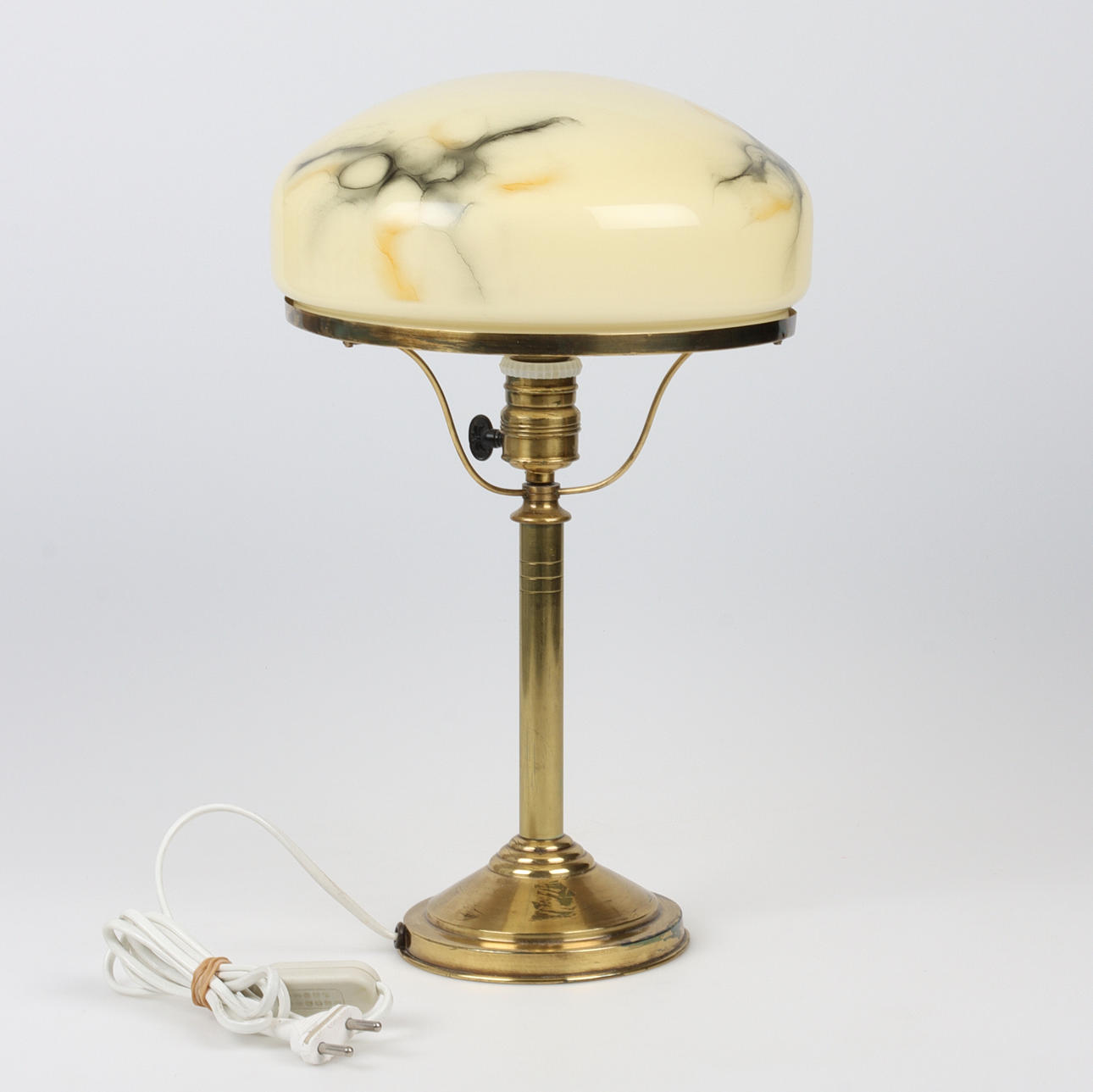 BORDSLAMPA, mässing med glaskupa, 1900-tal.