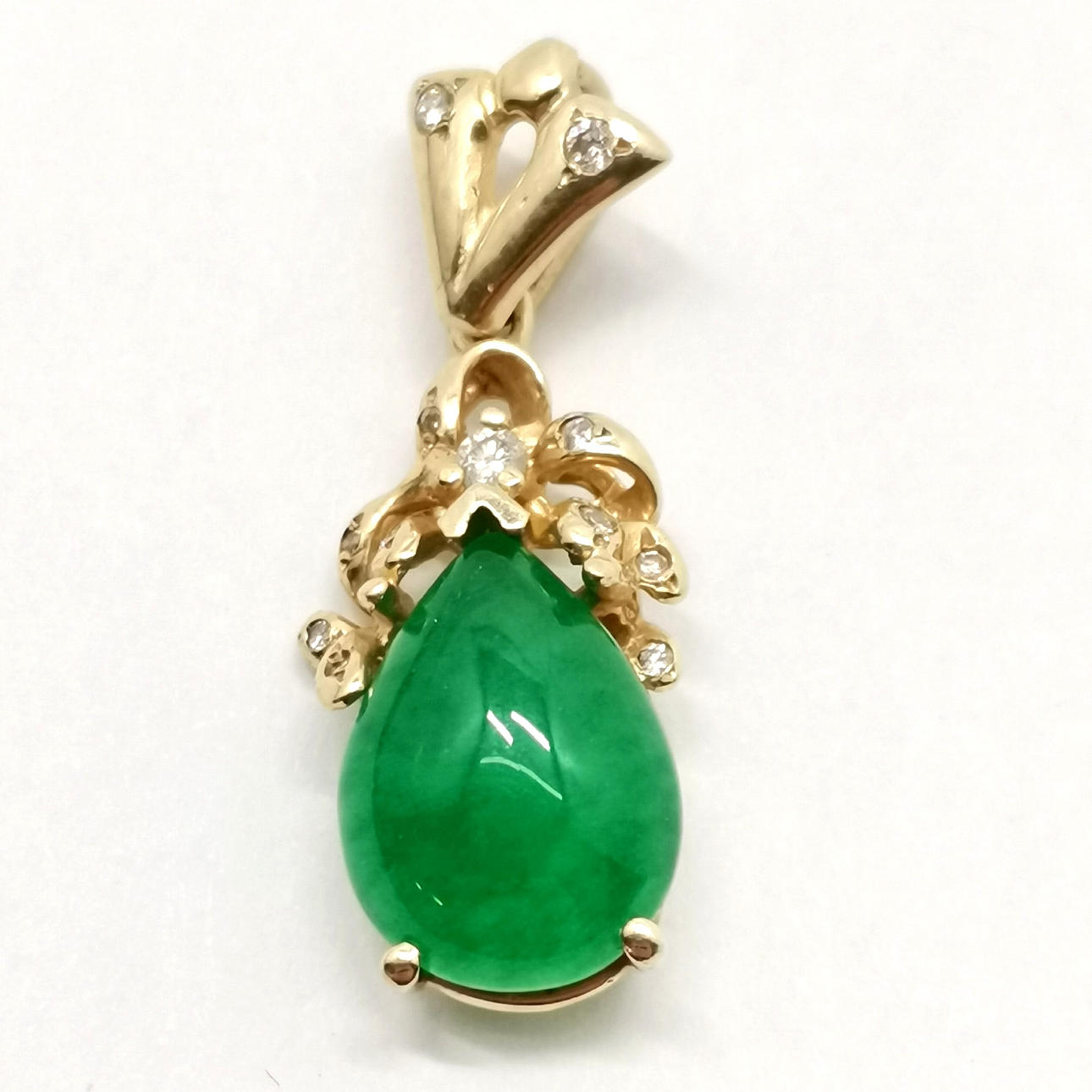 UNMARKED GOLD DIAMOND & JADE PENDANT.