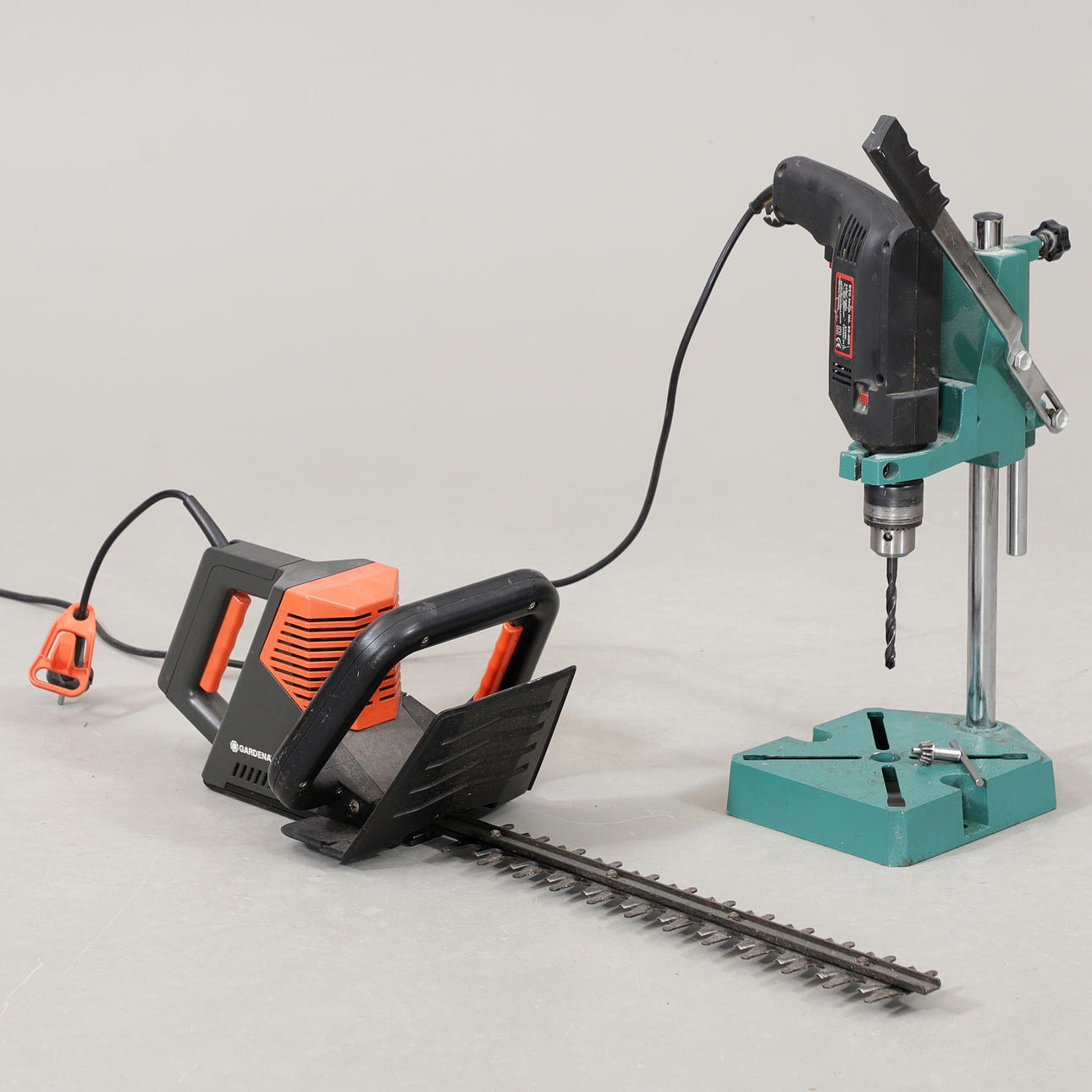 BORRMASKIN med stativ, ETC Tools samt HÄCKSAX, Gardena.
