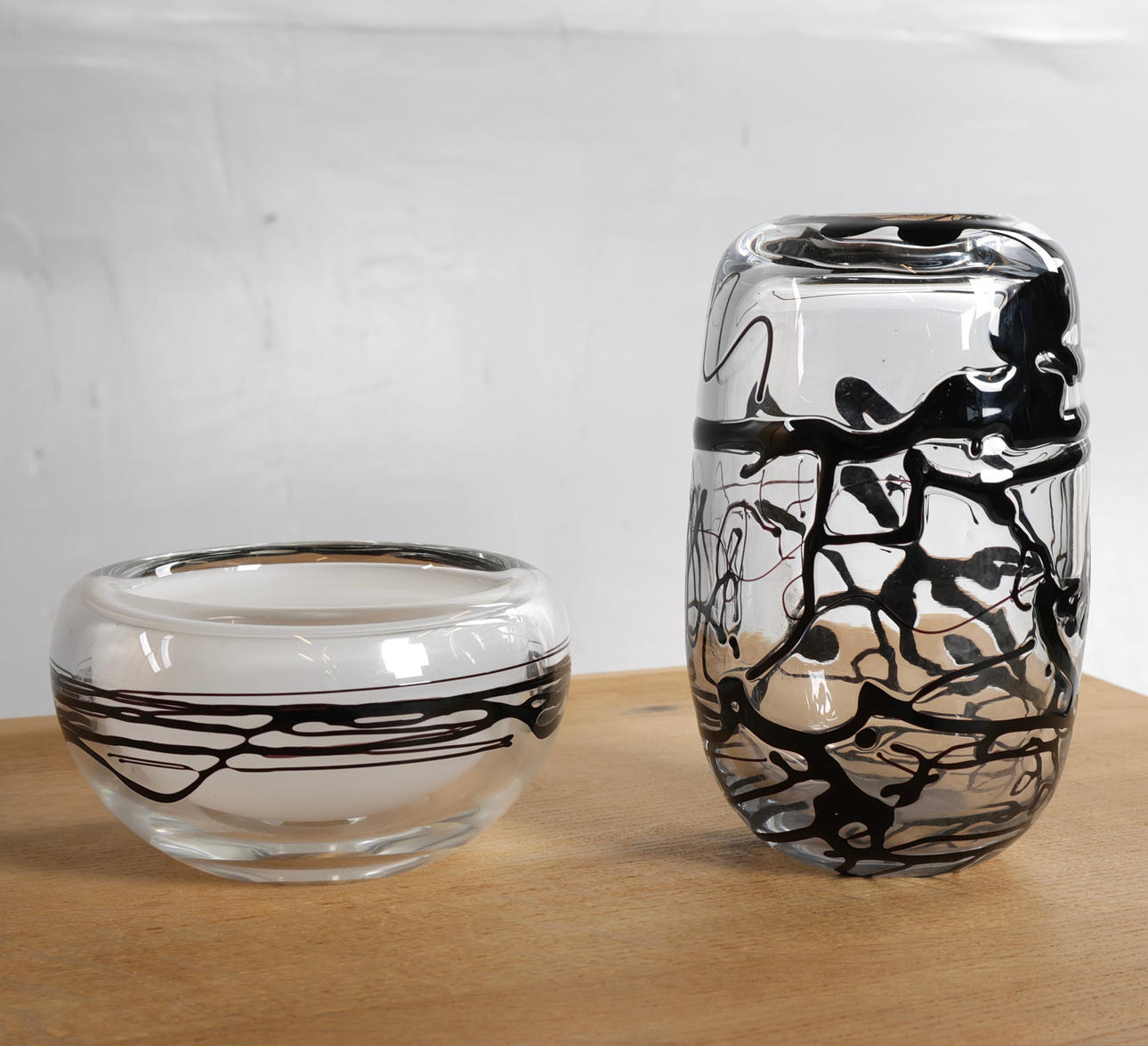 MICHAEL BANG (F. 1944, D. 2013). Vas samt skål i klart glas, dekorerad i mörker. Producerad på Holmegaard Glasverk, Danmark (2).