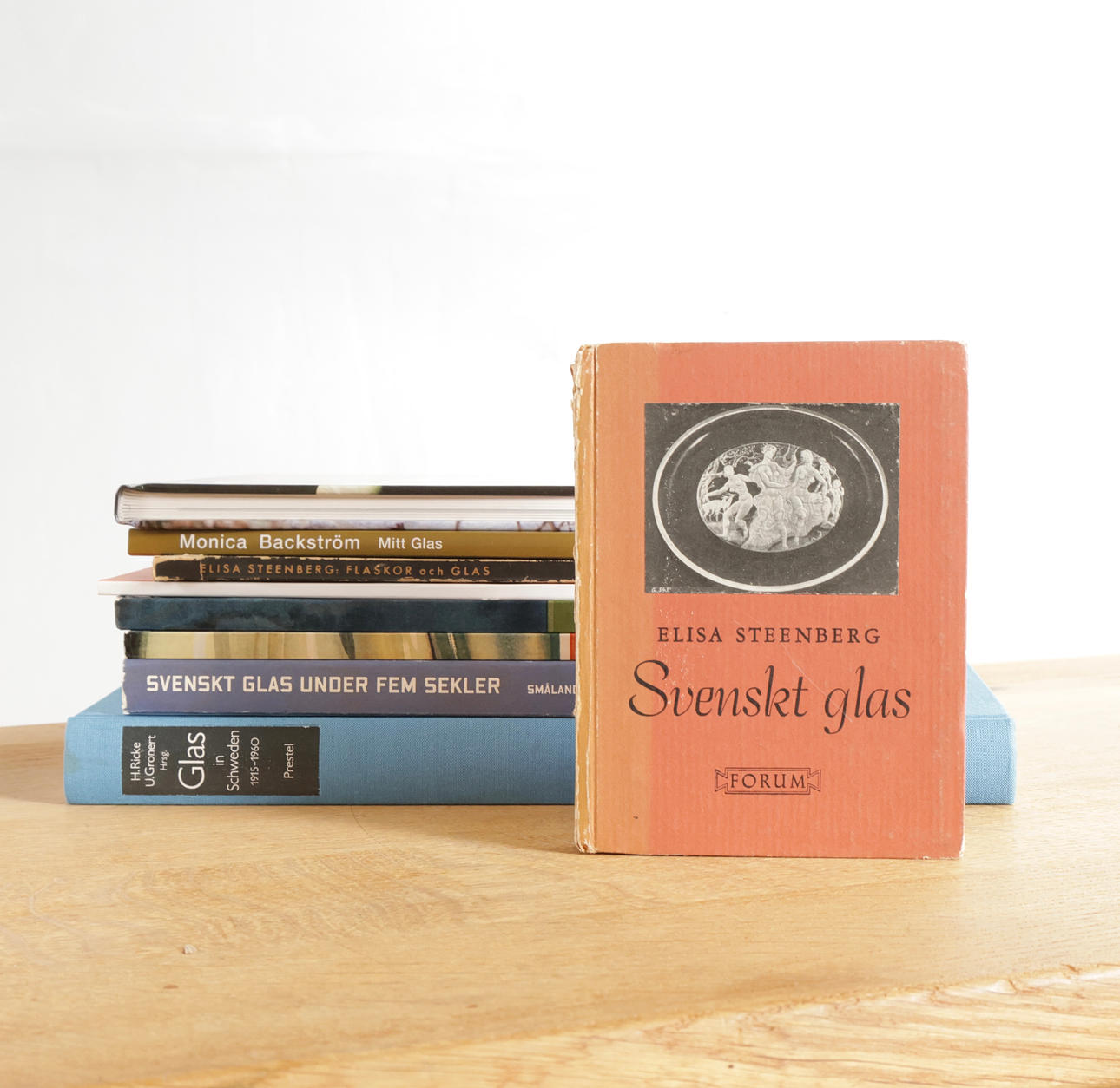 En samling böcker om glas, inklusive svenskt glas (9).