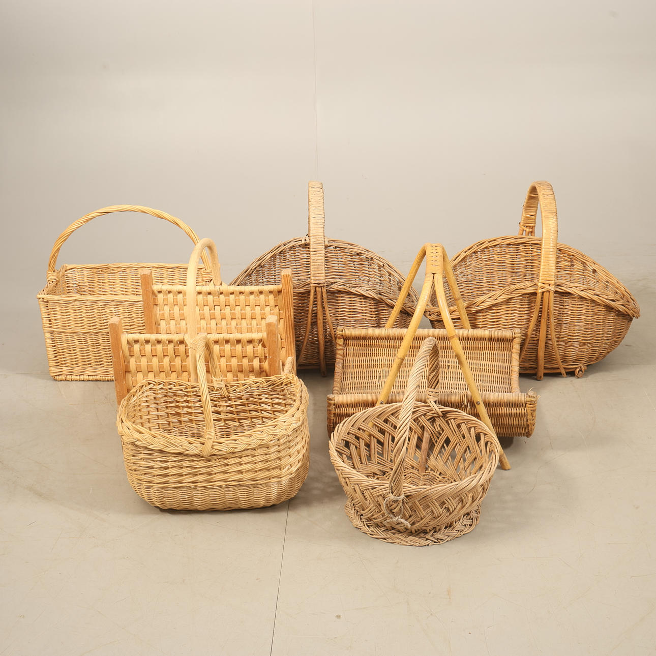 BASKETS, 7 pieces.