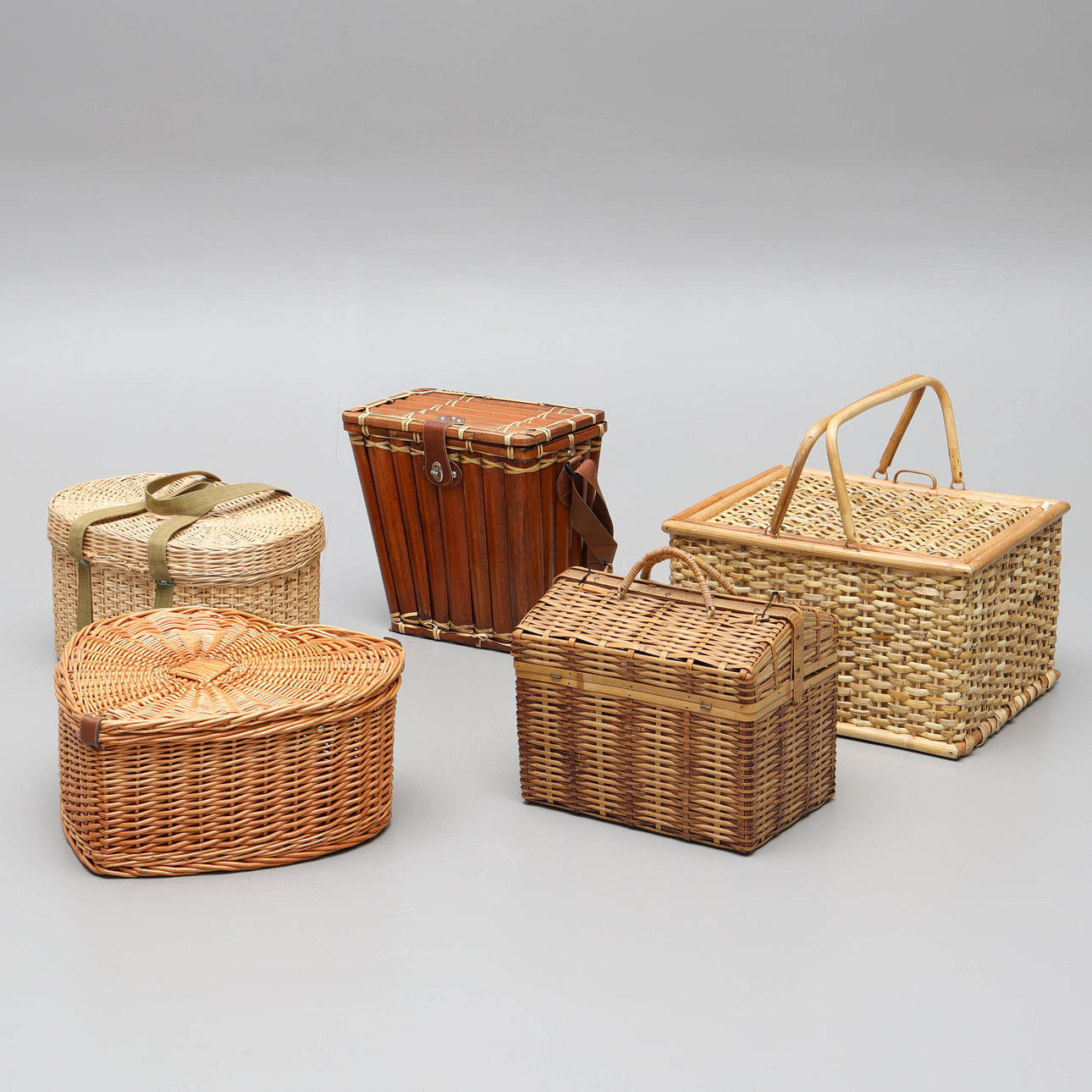 SAMLING KORGAR/PICKNICKKORGAR, 5 st, 1900-tal.