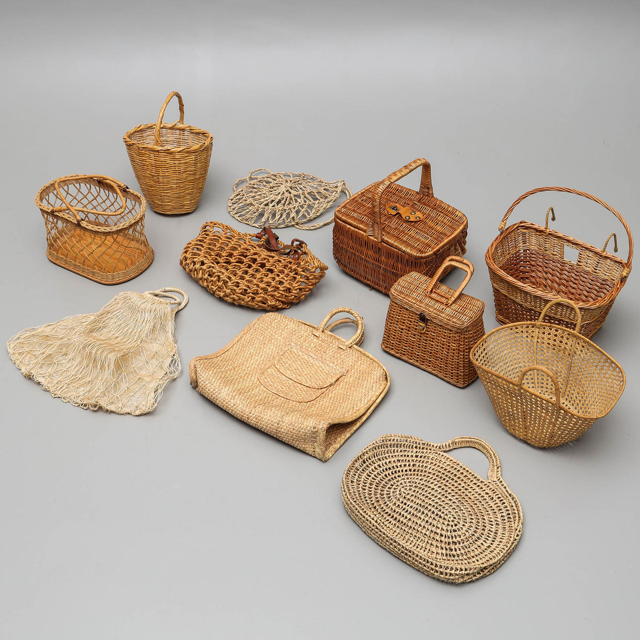 SAMLING VÄSKOR samt KORGAR, naturmaterial, 11 st, 1900-tal.
